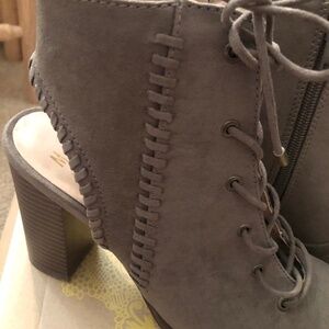Women’s open toed tied shoes